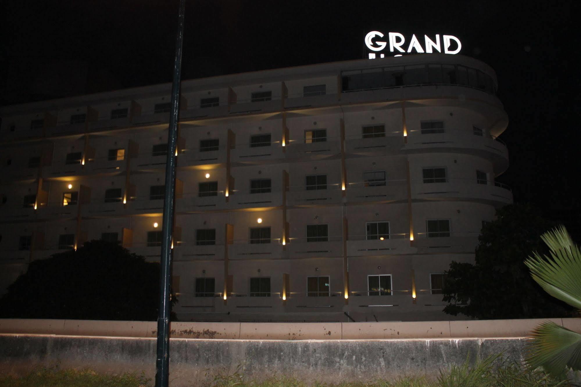 Le Grand Hotel D'Абиджан Екстериор снимка
